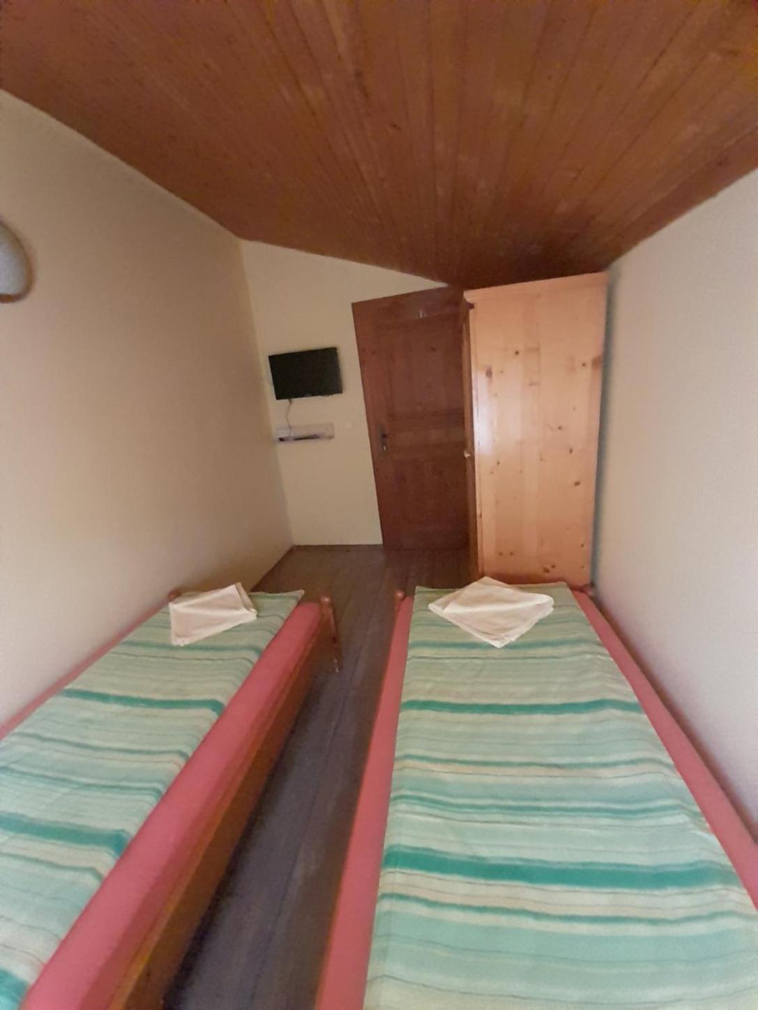 Guest House Lorian Madzhare Esterno foto