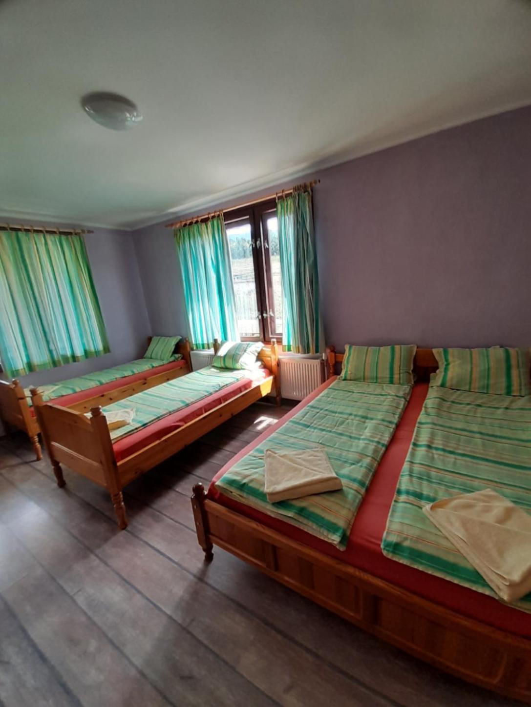 Guest House Lorian Madzhare Esterno foto