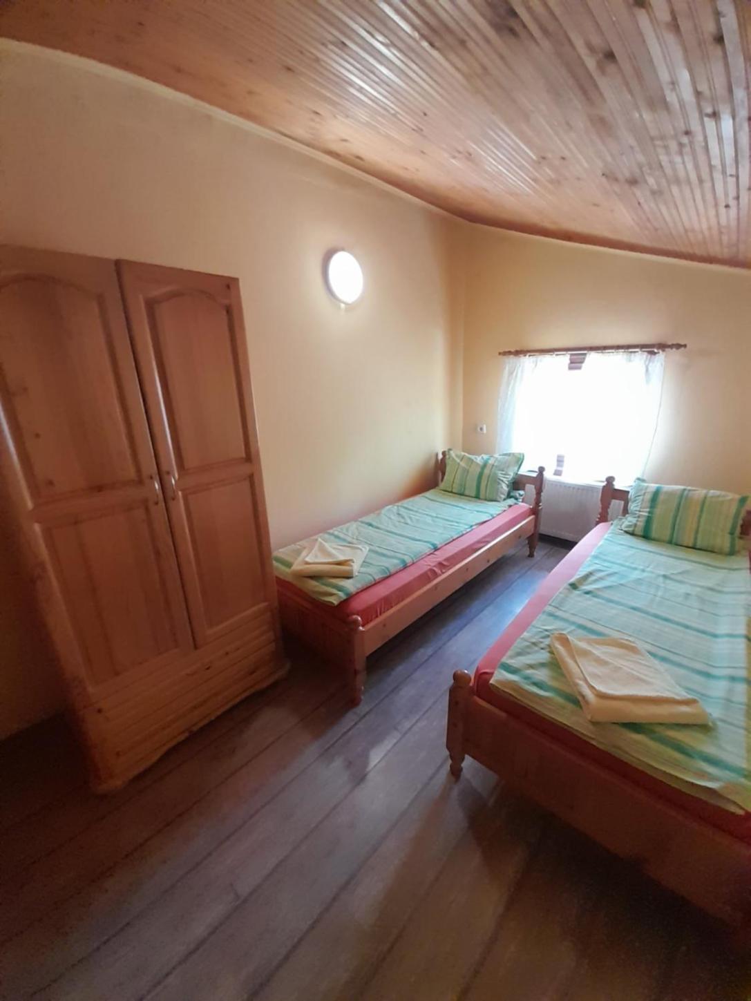 Guest House Lorian Madzhare Esterno foto