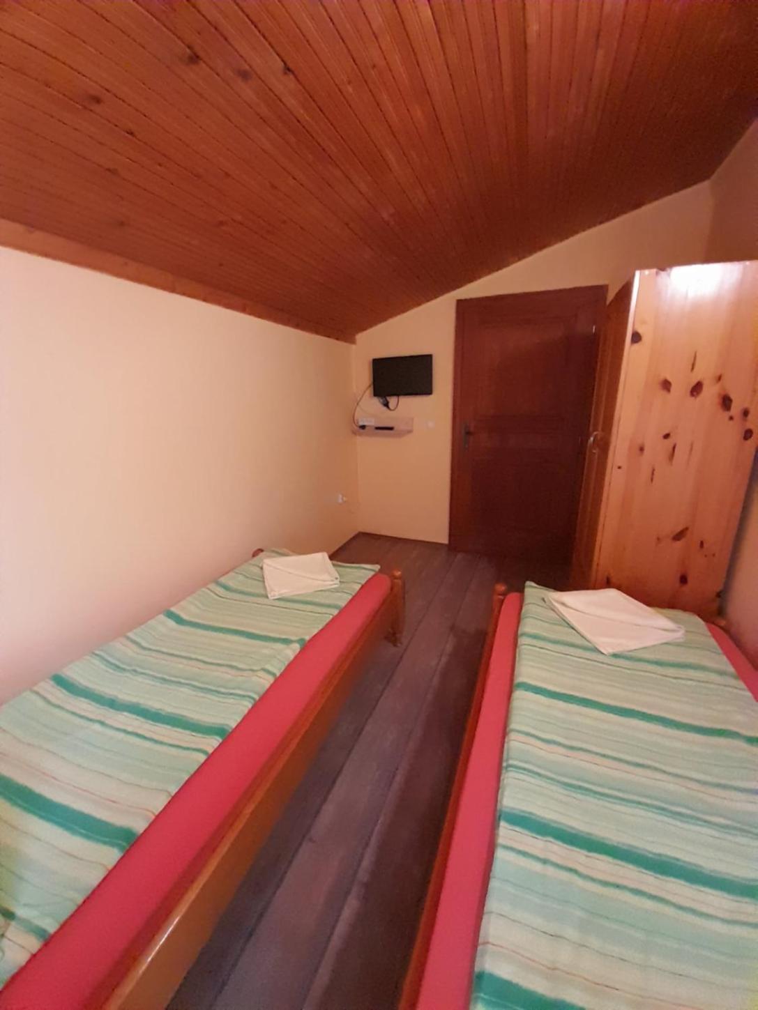 Guest House Lorian Madzhare Esterno foto