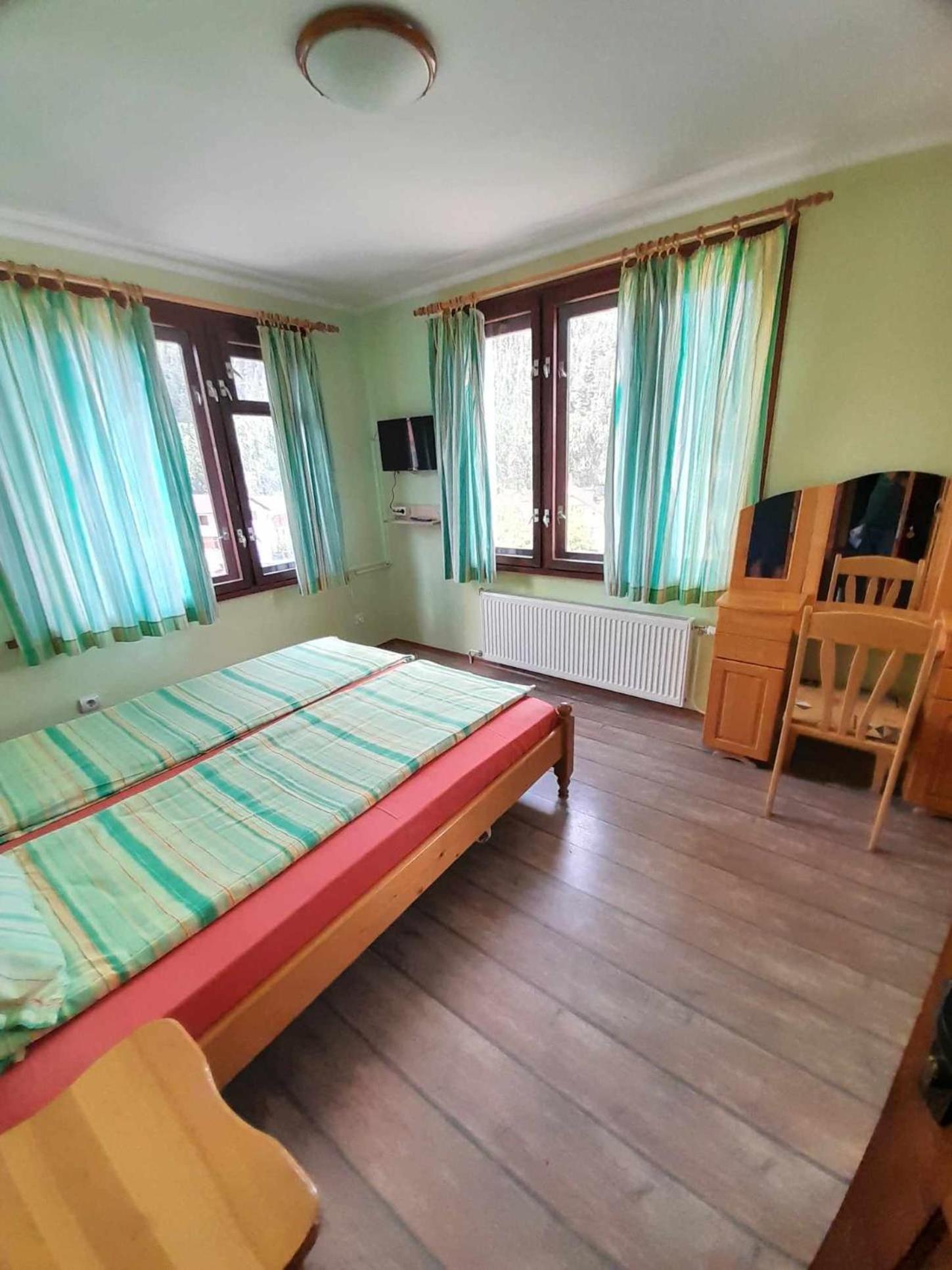Guest House Lorian Madzhare Esterno foto