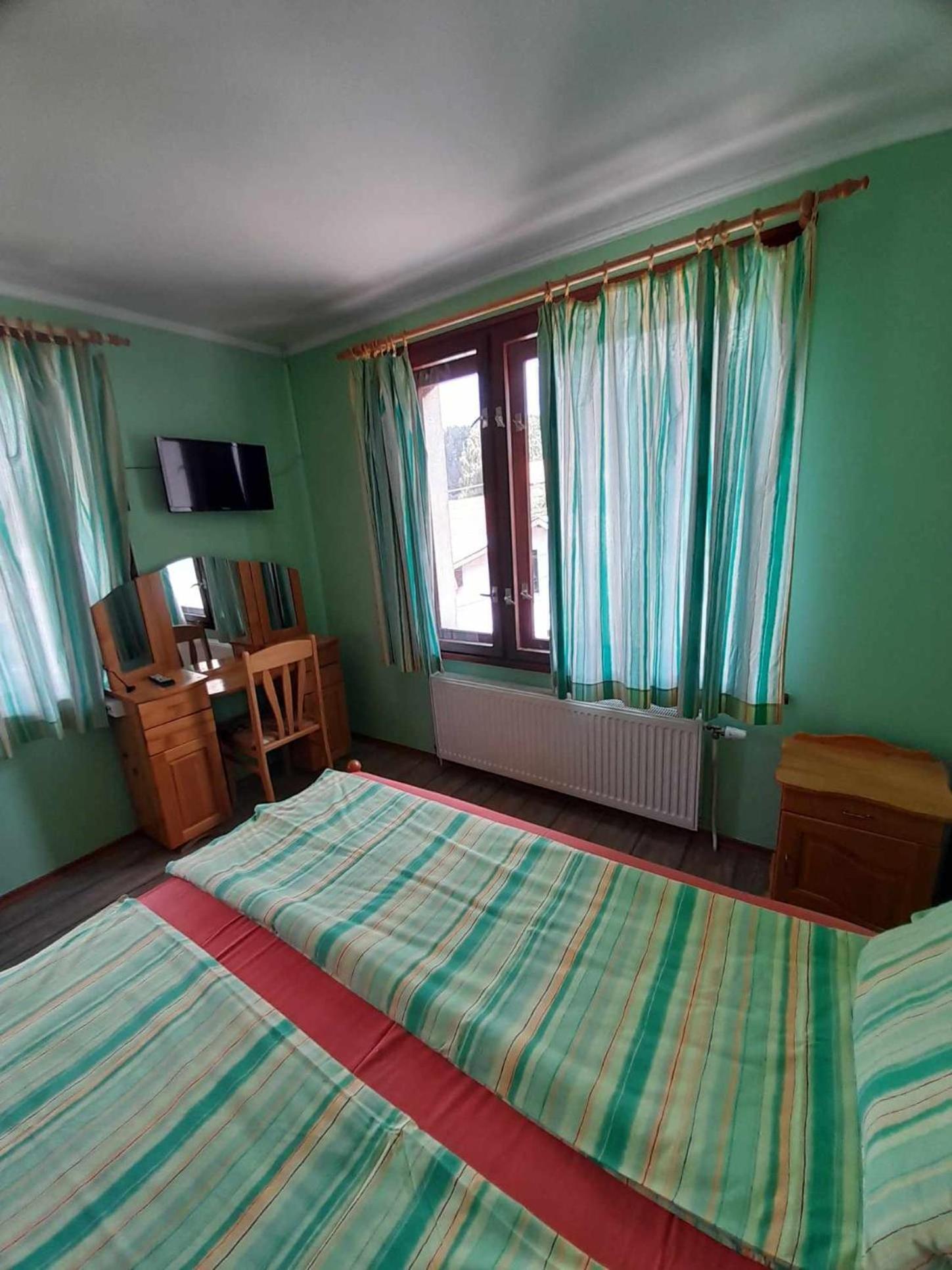 Guest House Lorian Madzhare Esterno foto