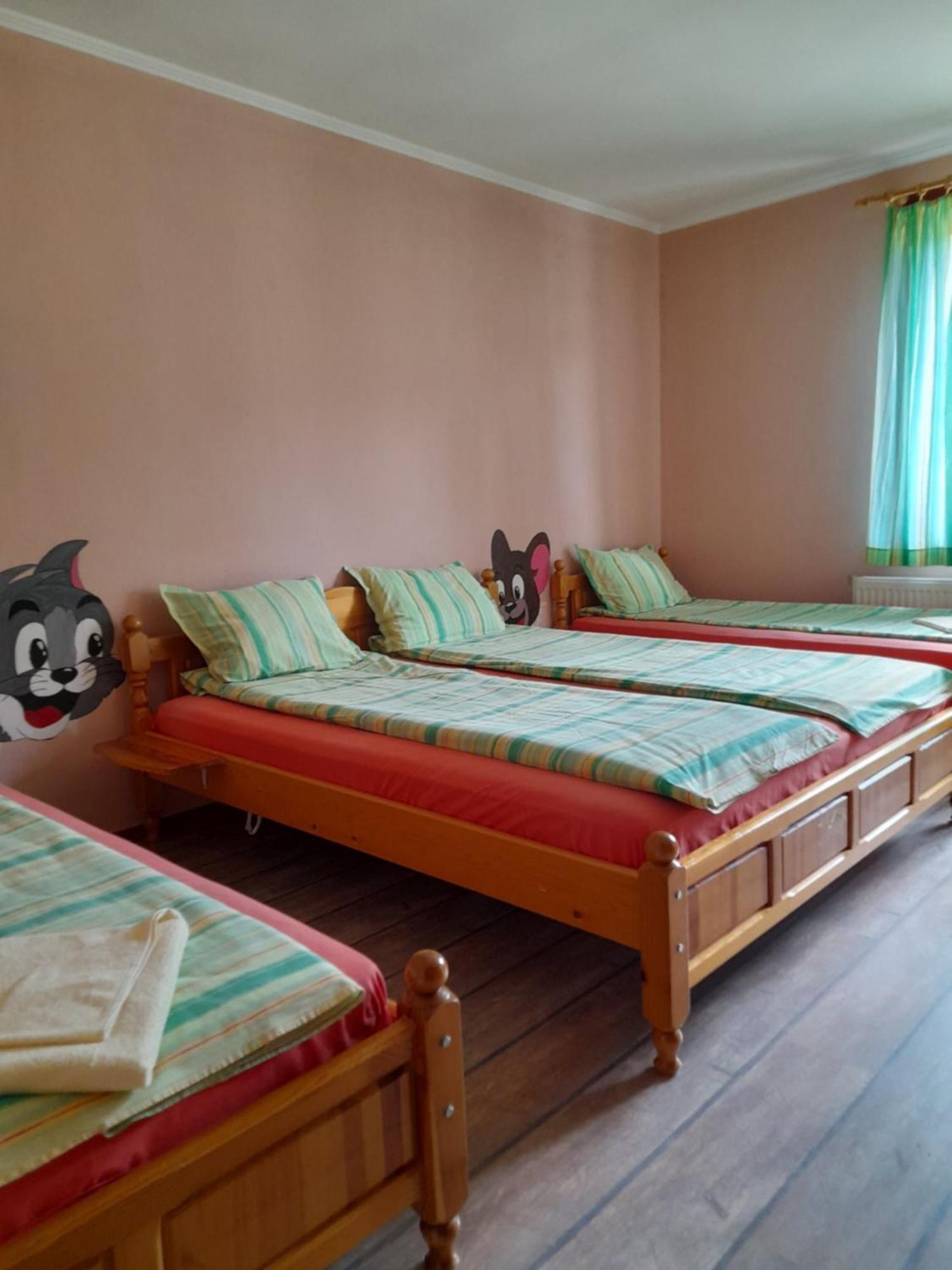 Guest House Lorian Madzhare Esterno foto