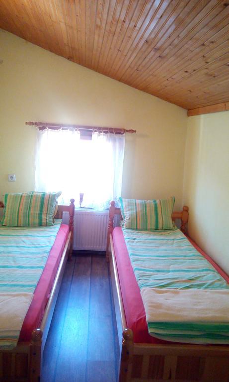Guest House Lorian Madzhare Esterno foto