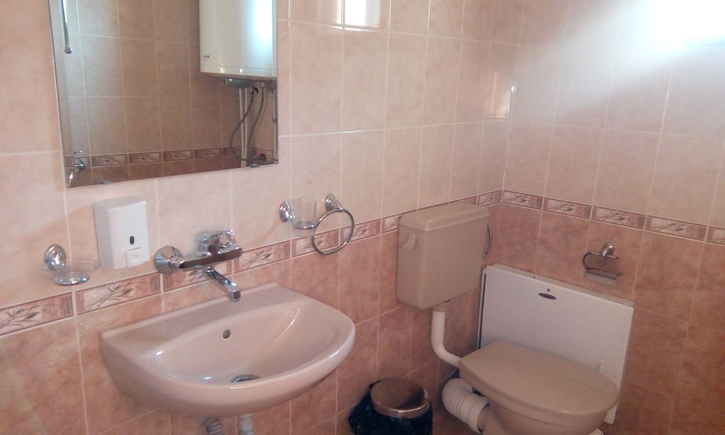 Guest House Lorian Madzhare Esterno foto
