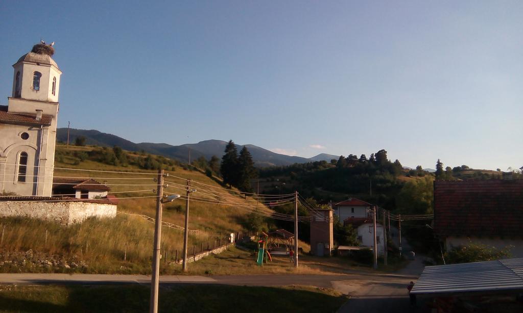 Guest House Lorian Madzhare Esterno foto