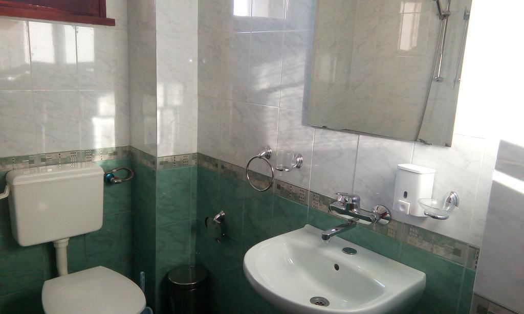 Guest House Lorian Madzhare Esterno foto