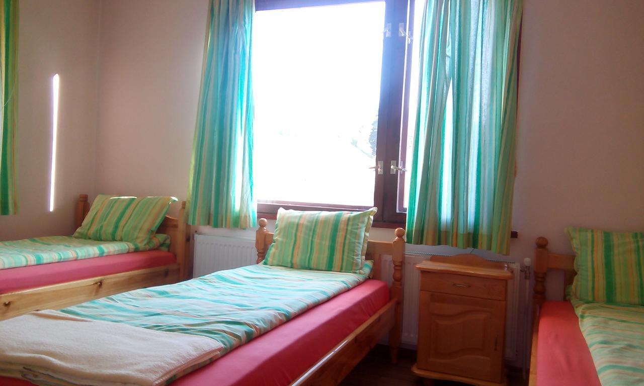 Guest House Lorian Madzhare Esterno foto